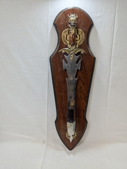 Espada decorativa de metal y resina (58 cm), sobre