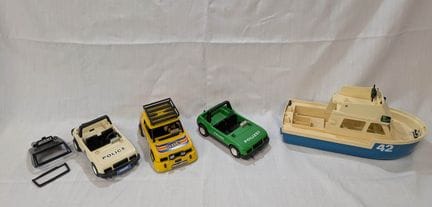 PLAYMOBIL. Set mit drei Miniaturfahrzeugen aus Kun