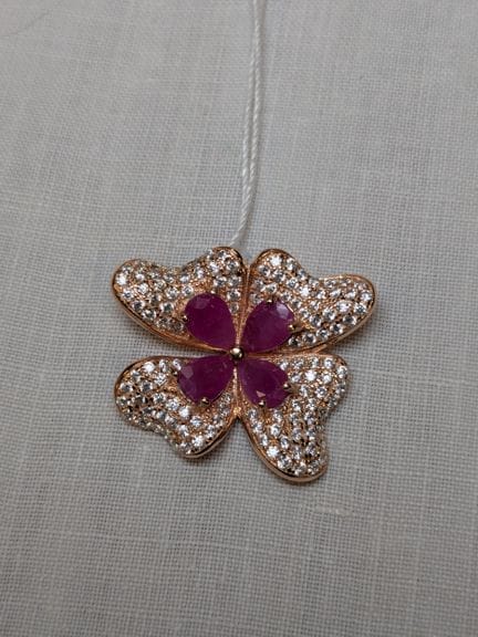 Pendentif en vermeil, serti de rubis et de pierres
