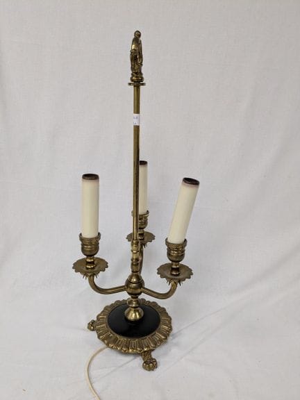 Lampade a tre bracci in ottone, altezza: 52 cm.