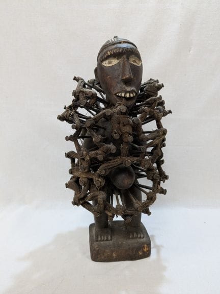 CONGO: statuetta con chiodi "Nkisi Nkondi" in legn