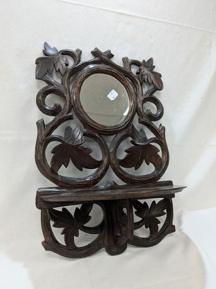 Elemento da parete in legno intagliato composto da