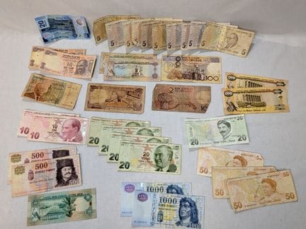 MONDO. Importante lotto di banconote provenienti d