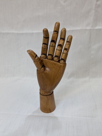 Gelenkige Hand aus Holz. Höhe: 20 cm.