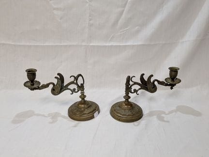 Par de candelabros de mesa de latón, con el brazo 