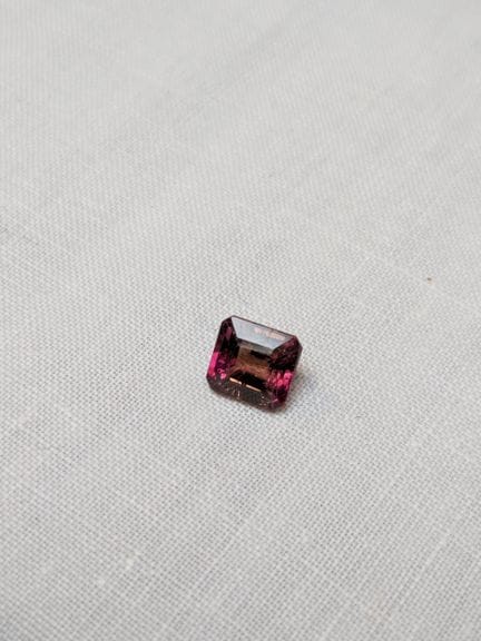 Rubis, 7,63 carats. Chauffé. Avec son certificat.