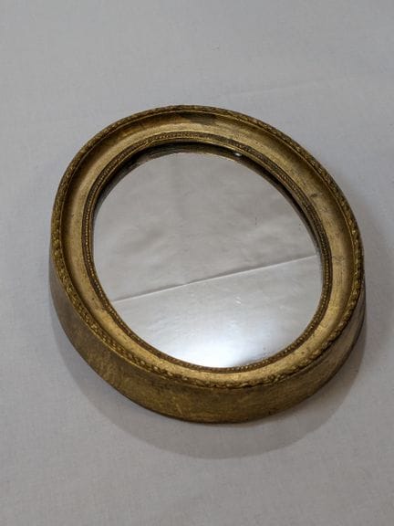 Piccolo specchio in resina dorata. 20 x 16 cm (seg