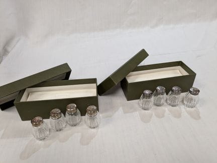CHRISTOFLE 2er-Set mit je 4 Salzstreuern aus Glas 