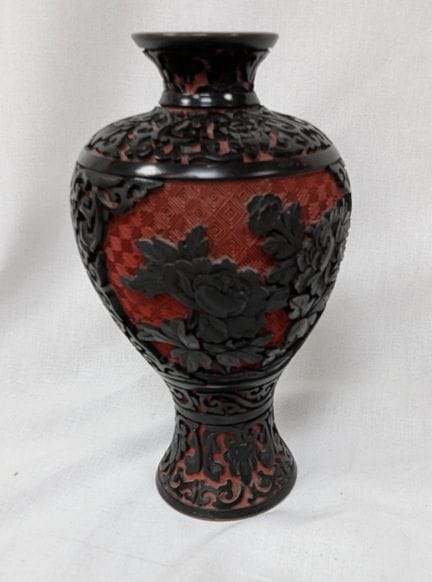CHINA – Vase aus schwarzem und rotem Lack, Höhe 17