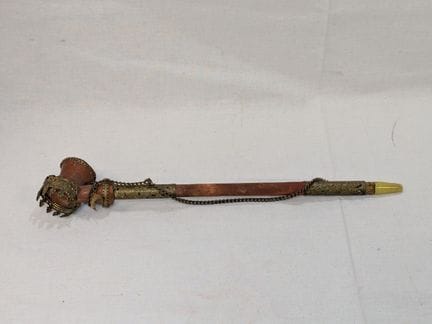 Antica pipa ottomana chibuk in metallo e ceramica.