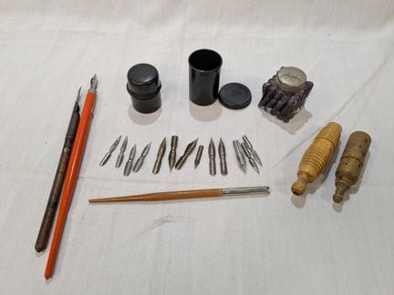 一套书法用具，包括三个笔架、一支笔和一个墨盒。长度为7.5至22厘米。（有磨损）