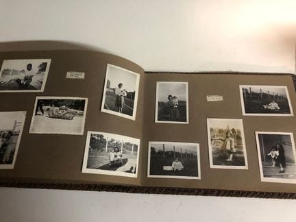 Álbum de fotos de cuero color habano con un motivo