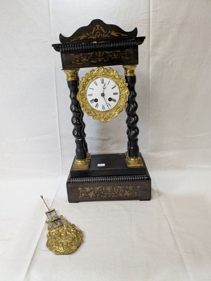 Pendule portique en bois noirci, à décor marqueté 