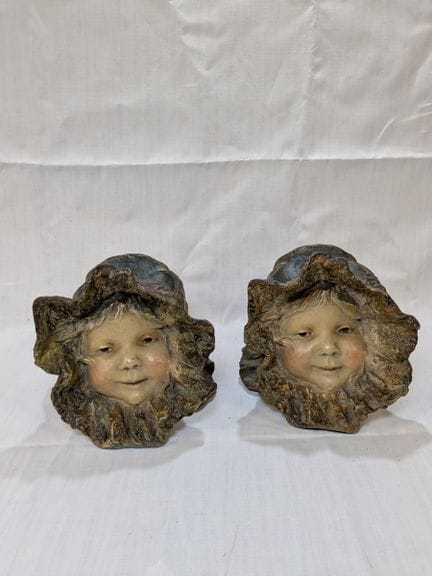 Coppia di portasogni in gesso (? terracotta?) raff
