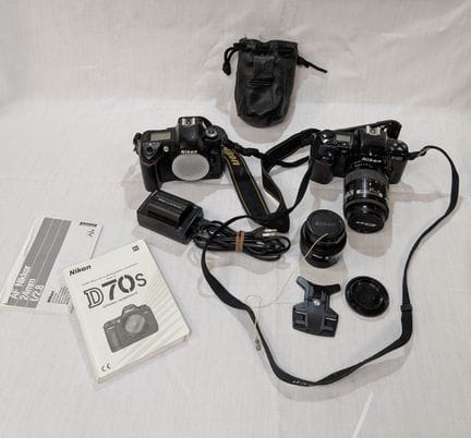 NIKON. Set bestehend aus zwei Kameras, einer D70s 
