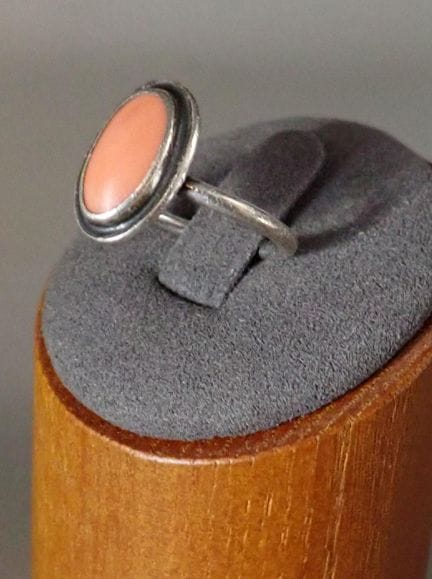 Anello in argento con un cabochon di corallo "pell