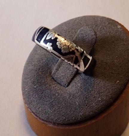 Kenzo: anello a fascia in argento con decorazione 