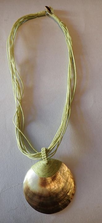 Collana di bigiotteria con una conchiglia. Lunghez