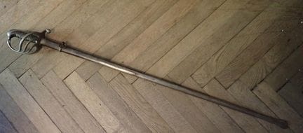Sabre d'officier modèle 1882, pommeau monogrammé.