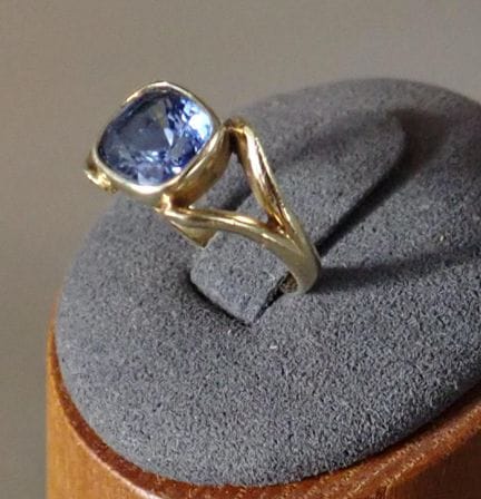 Anello in oro giallo con un'acquamarina, misura 54