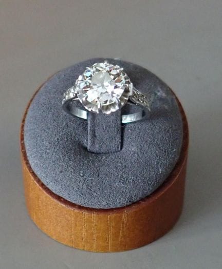 Bellissimo anello solitario in oro bianco con diam