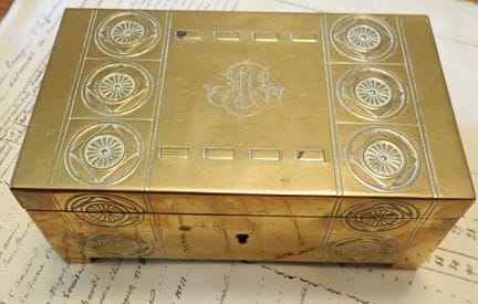 Boite rectangulaire en laiton monogrammée sur le c