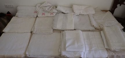 Bon lot de draps et linge ancien, monogrammé brodé