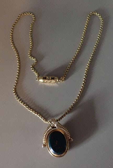 Collana del XIX secolo in oro con un ciondolo oval