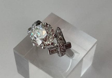 Precioso anillo antiguo de platino con un gran dia