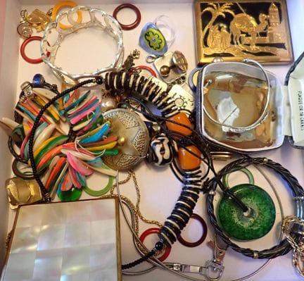 Assortimento di bigiotteria varia: anelli, braccia