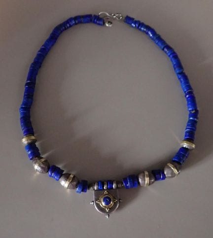 Bella collana in lapislazzuli e argento, con proba