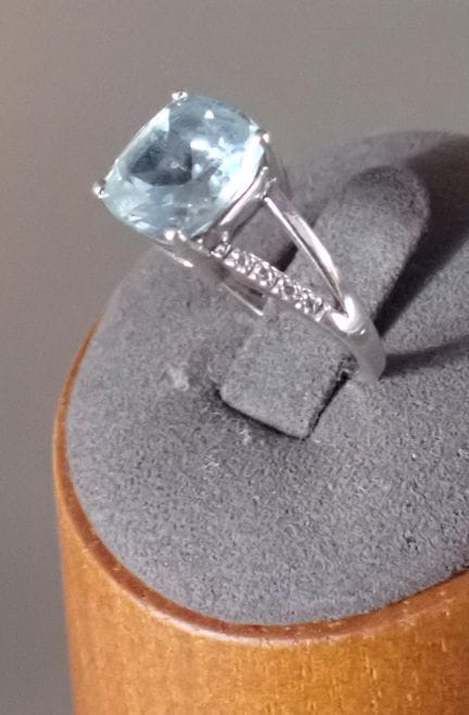 Anello in oro bianco (rodiato) con un topazio blu,