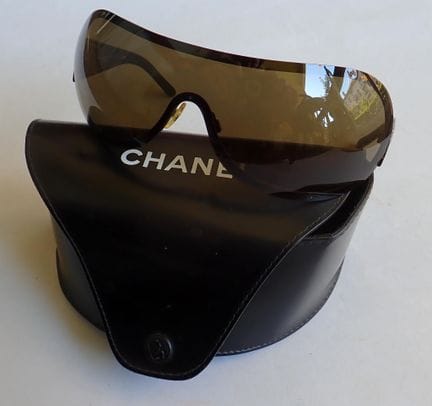 Chanel: lunettes de soleil dans leur étui d'origin