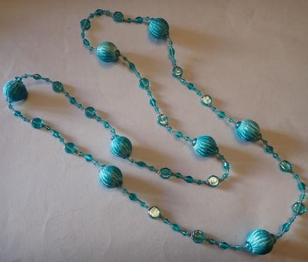 Collana lunga azzurra con perline di vetro e sfere