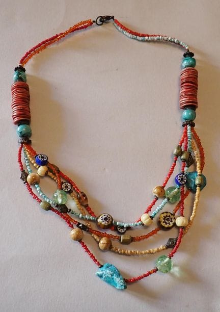 Bellissima collana in stile etnico/bohemien con pe