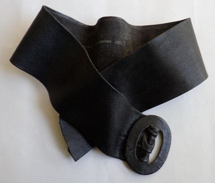 Courrèges : ceinture en cuir noir vintage , longue