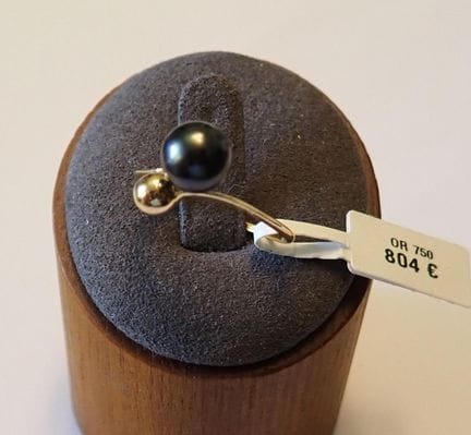 Anello in oro giallo con una perla di Tahiti, misu