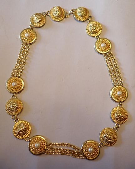 In stile Chanel: collana in metallo dorato con mot
