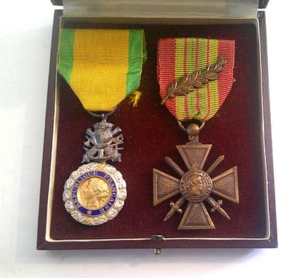 France, lot de deux médailles dont une croix de gu