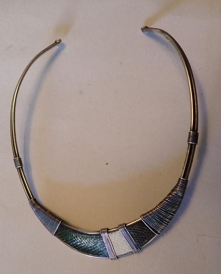 Elegante collana rigida in metallo argentato e pel