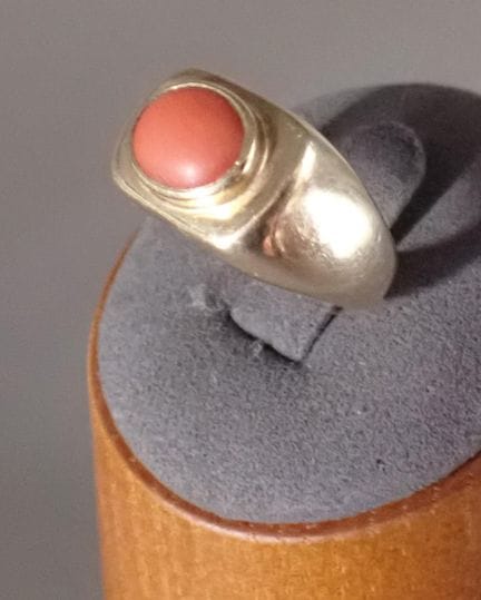 Anello signet in oro giallo impreziosito da un cab