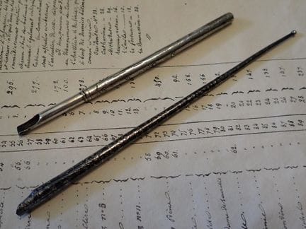 Zwei Federhalter aus Silber. Länge: 16 und 21 cm. 