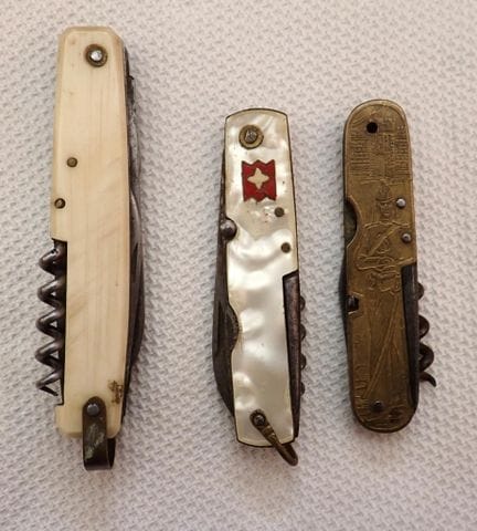 Trois couteaux multifonctions anciens.