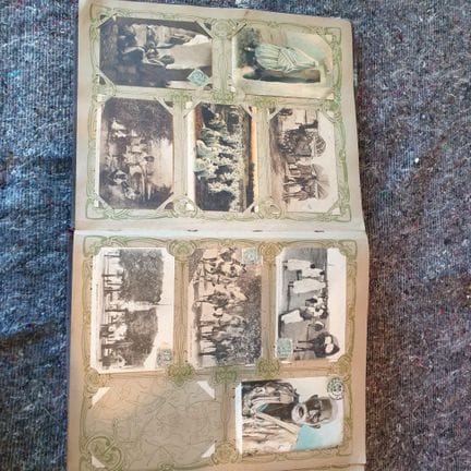 Album mit alten Postkarten, das mehrere hundert Ka