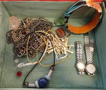 Petit lot de bijoux fantaisie contenus dans un élé