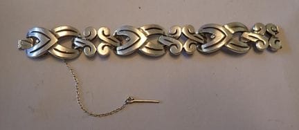 Bracciale articolato con decorazioni stilizzate in