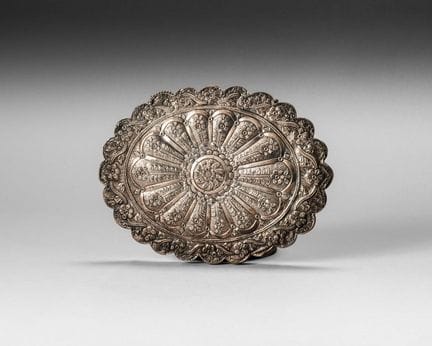 Espejo polilobulado de plata con una flor realizad