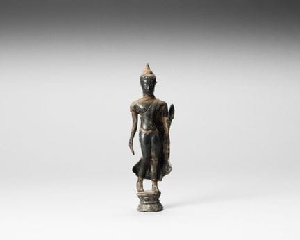 Estatuilla de Buda de pie, realizada en lámina de 