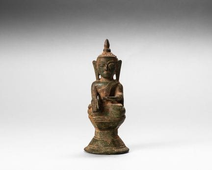 Pequeño Buda de bronce con restos de laca dorada, 