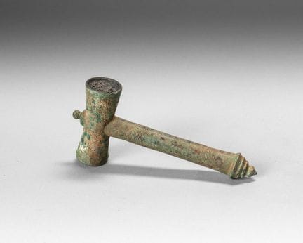 Martillo de campana de bronce, con las caras de la